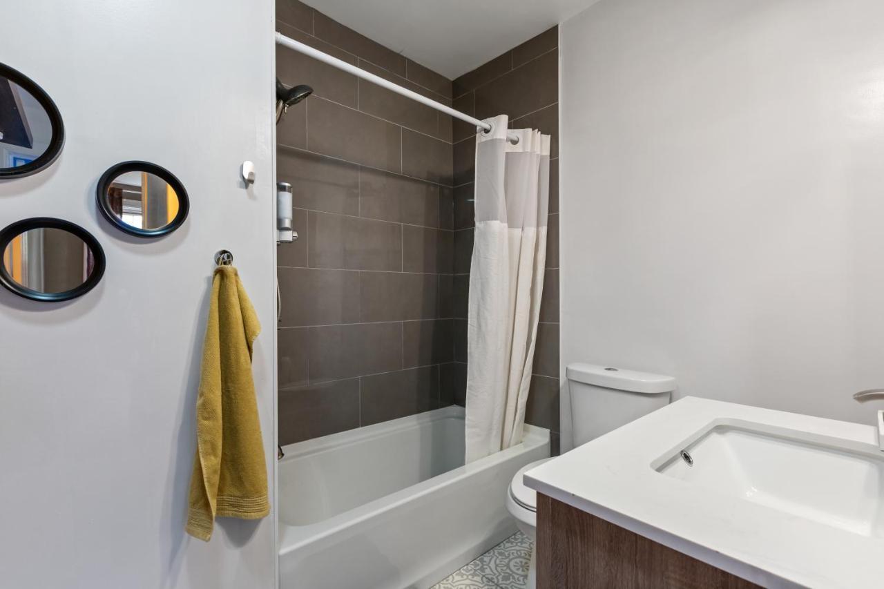 Pristine Townhouse With Rooftop Deck Near Canton! Baltimore Bagian luar foto