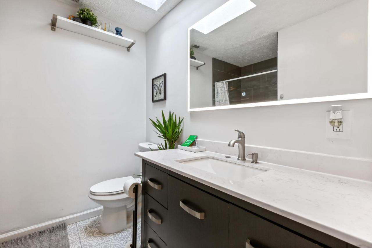Pristine Townhouse With Rooftop Deck Near Canton! Baltimore Bagian luar foto