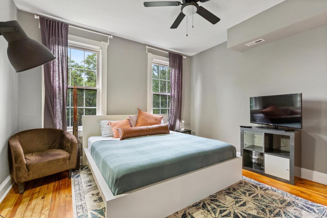 Pristine Townhouse With Rooftop Deck Near Canton! Baltimore Bagian luar foto