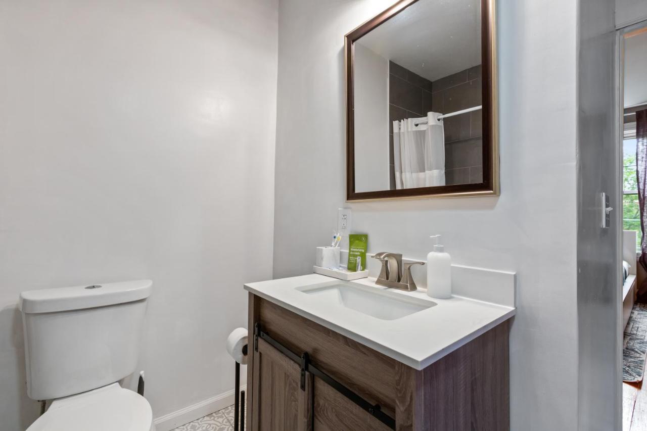 Pristine Townhouse With Rooftop Deck Near Canton! Baltimore Bagian luar foto
