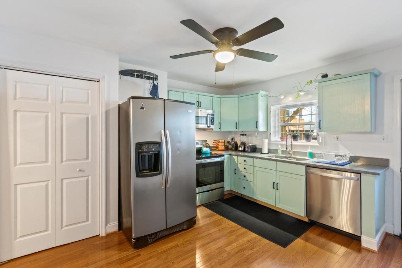 Pristine Townhouse With Rooftop Deck Near Canton! Baltimore Bagian luar foto