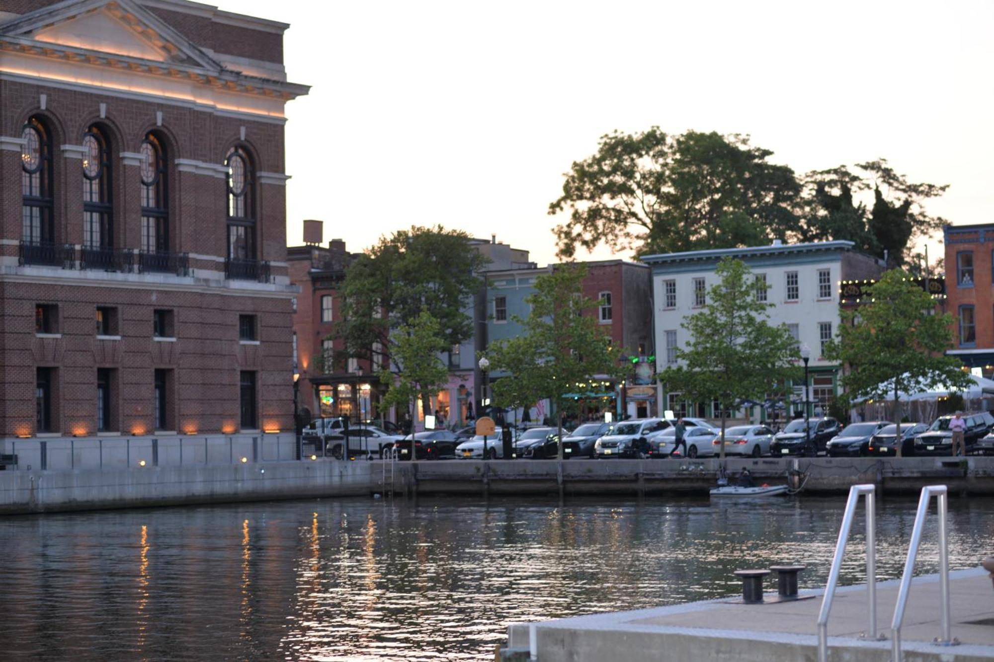 Pristine Townhouse With Rooftop Deck Near Canton! Baltimore Bagian luar foto