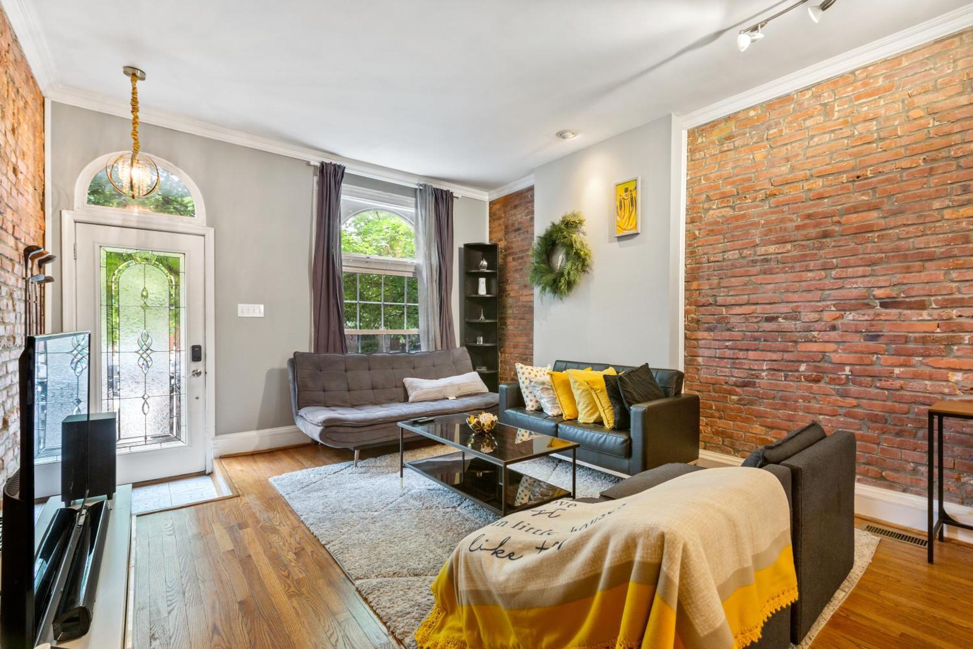 Pristine Townhouse With Rooftop Deck Near Canton! Baltimore Bagian luar foto
