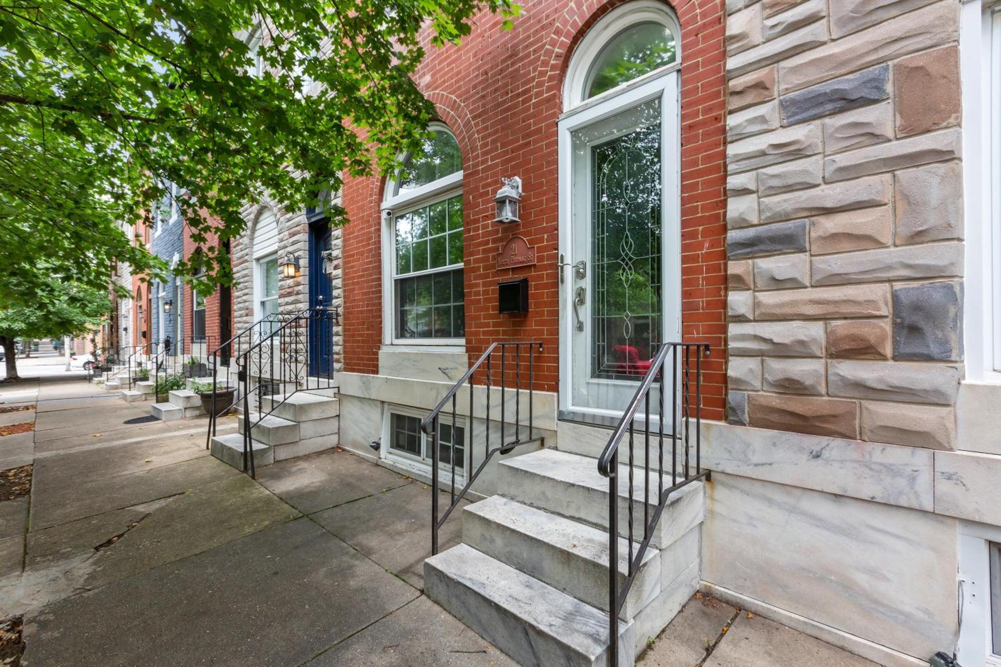 Pristine Townhouse With Rooftop Deck Near Canton! Baltimore Bagian luar foto